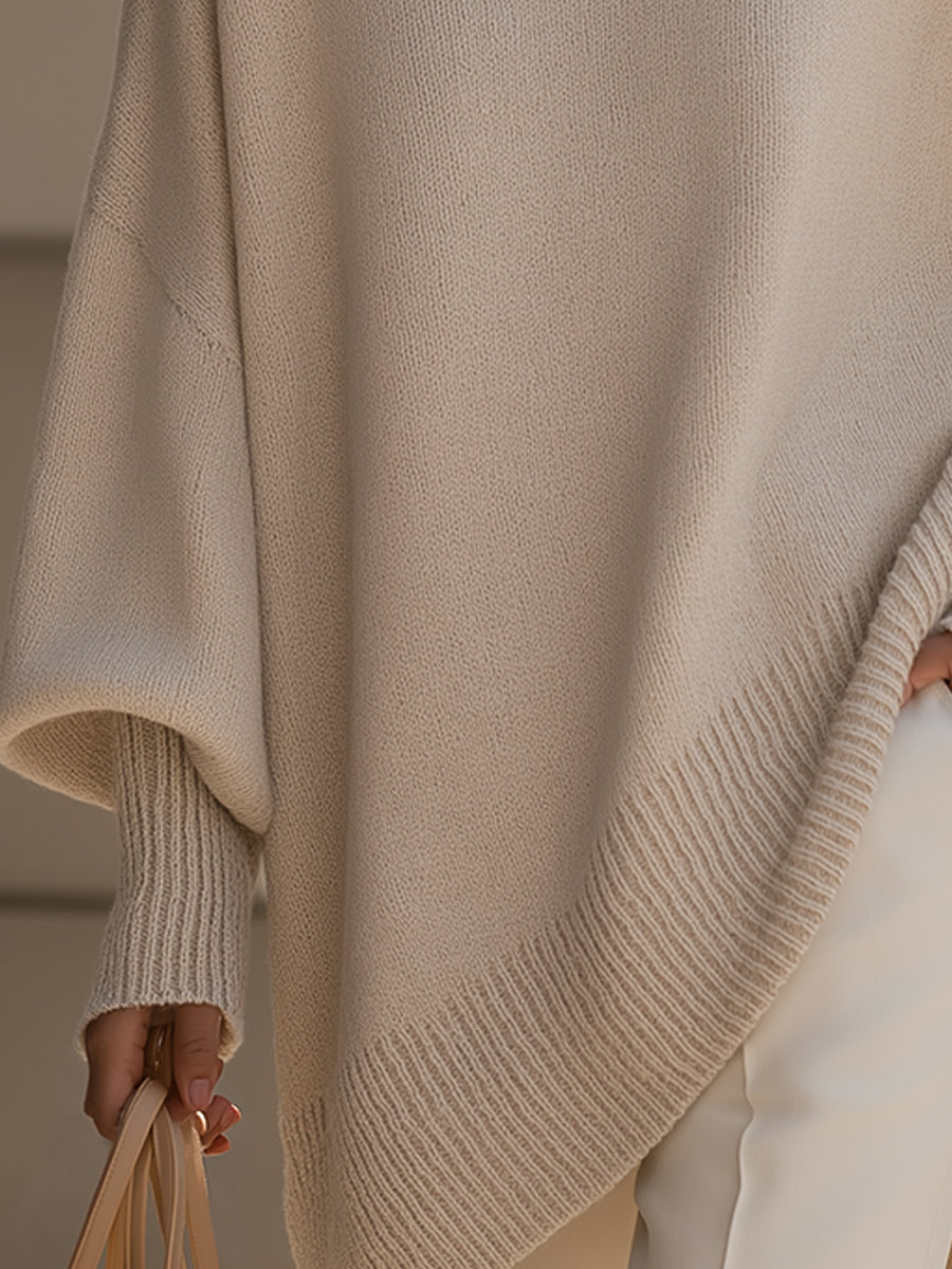 Détail de l'ourlet asymétrique côtelé et de la manche chauve-souris du poncho beige 4