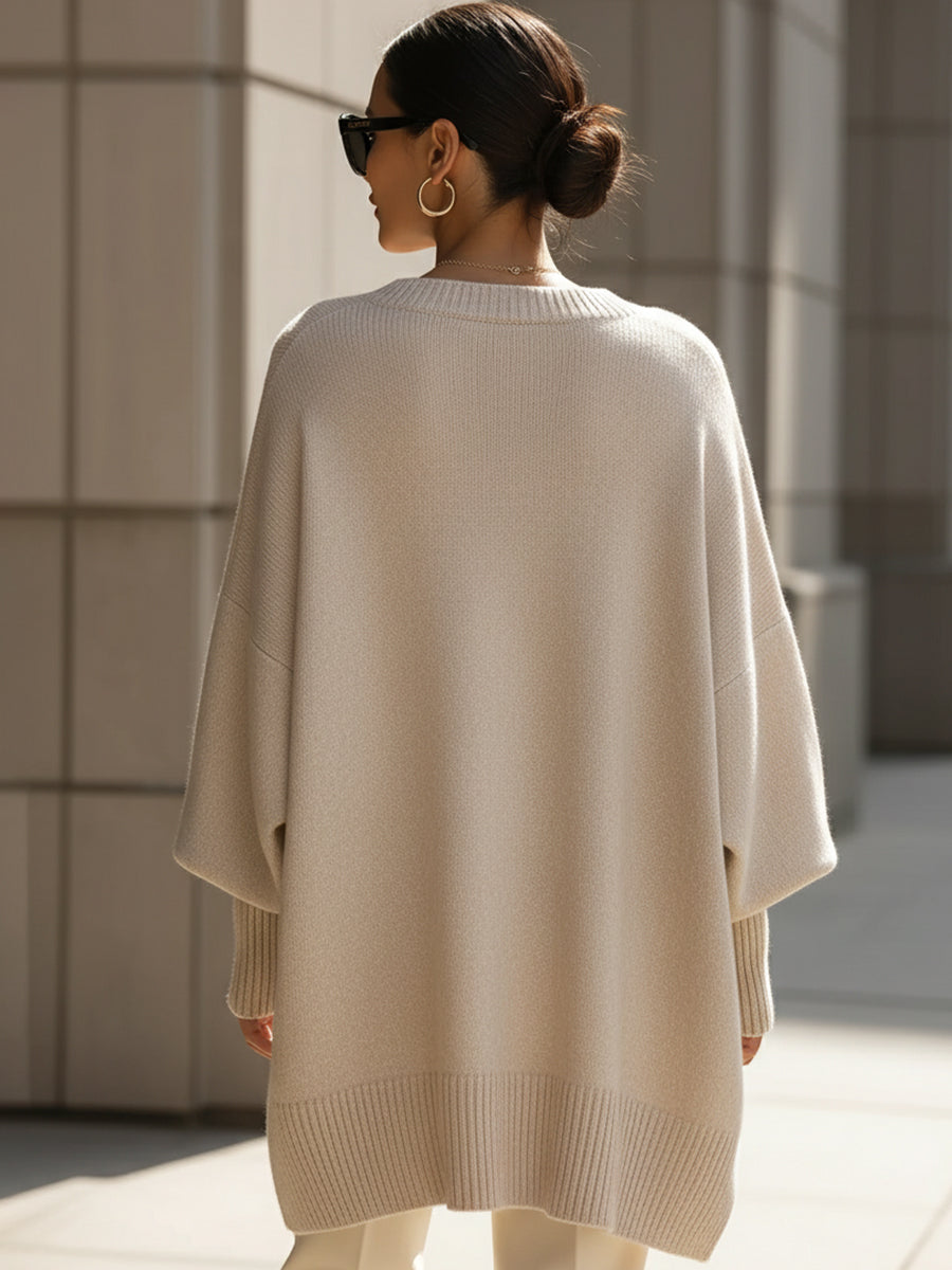 Poncho beige vu de dos, porté avec des lunettes de soleil, bas côtelé bien visible 5