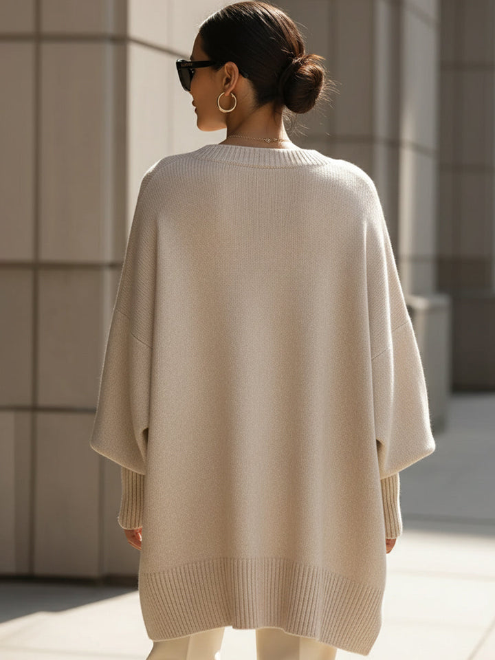 Poncho beige vu de dos, porté avec des lunettes de soleil, bas côtelé bien visible 5