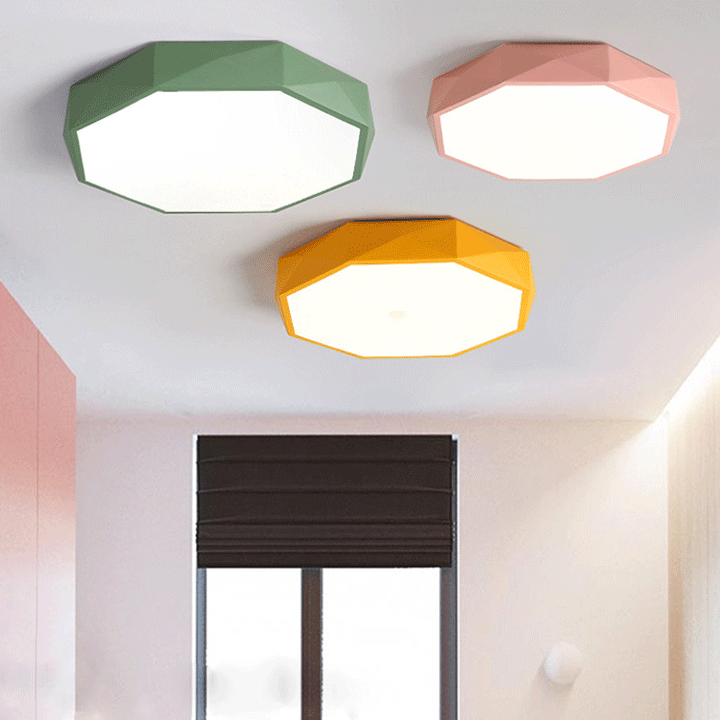 Trois plafonniers octogonaux, vert, rose et jaune, fixés au plafond d'un couloir clair 1