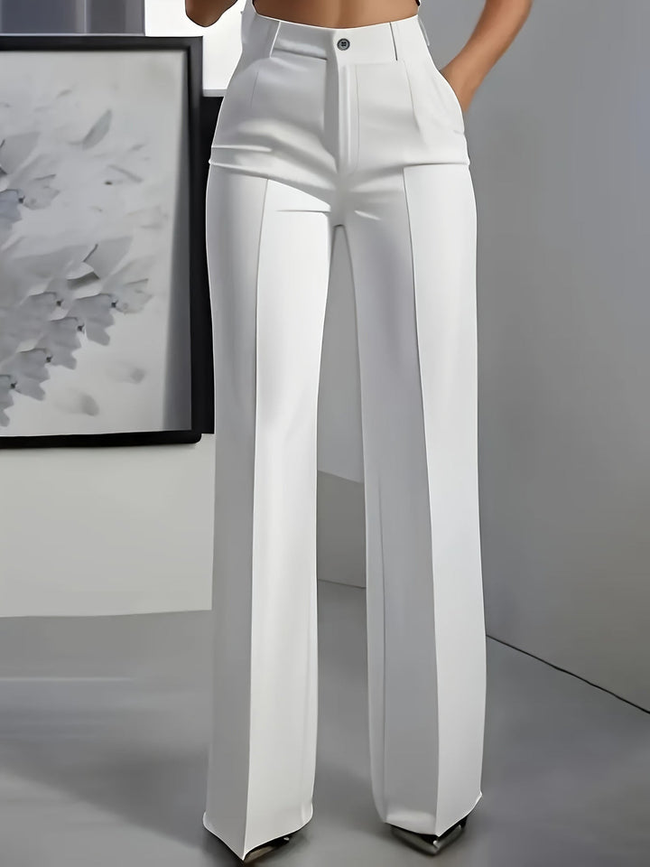 Pantalon large blanc porté par une mannequin, vue de face, avec pli central et boutonnage 2