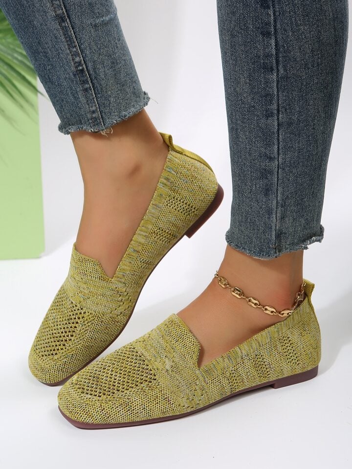 Paire vert olive en maille ajourée portée avec un jean effrangé et un bracelet de cheville doré, de trois quarts. 18