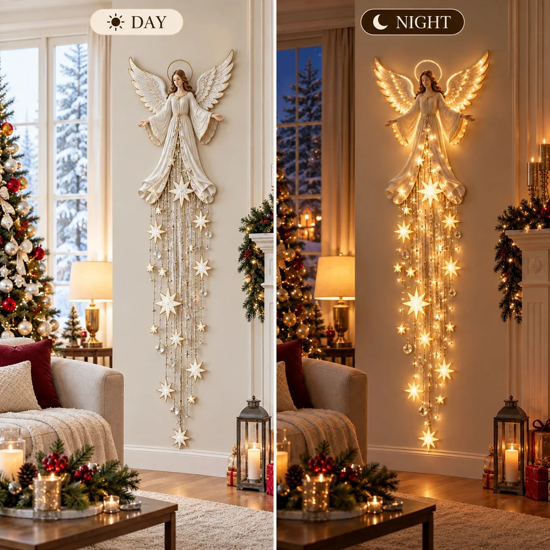 Comparaison côte à côte du même ange mural, éteint à gauche en journée, puis allumé à droite le soir, dans un salon de Noël. 6