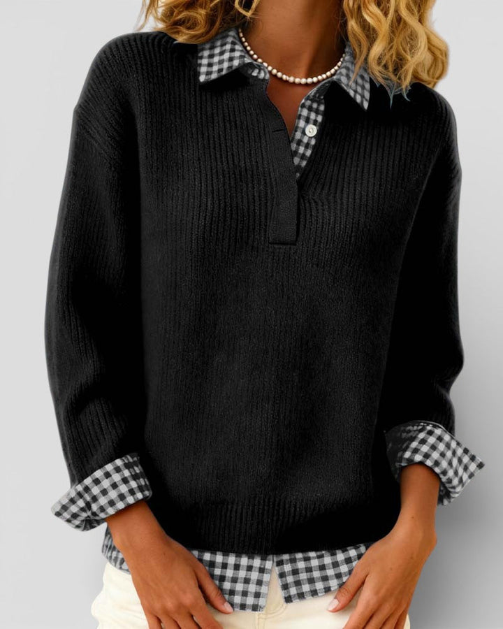 Pull noir en maille côtelée vu de face, col de chemise à carreaux noir et blanc, mannequin portant un collier de perles. 6