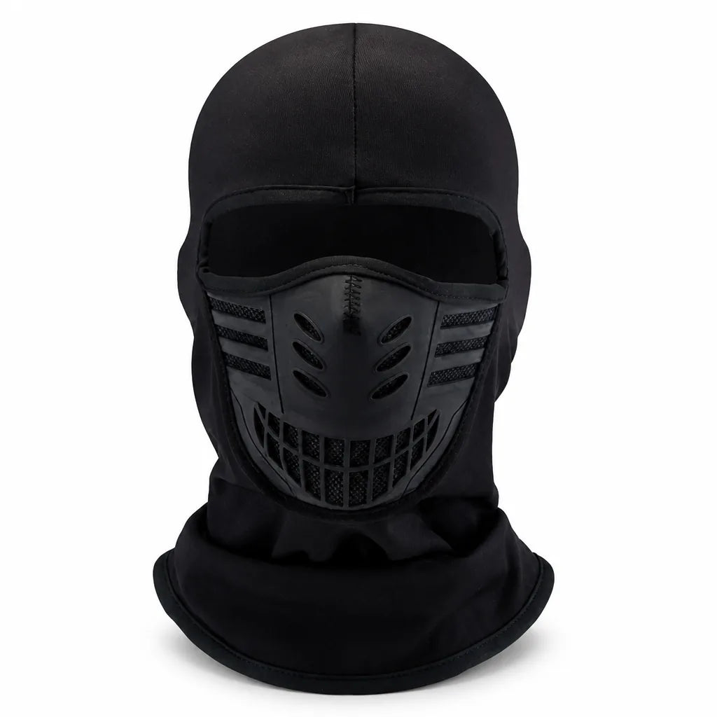 Cagoule entièrement noire vue de face sur fond blanc, panneau facial rigide aéré avec bandes de mesh et grille de ventilation. 7