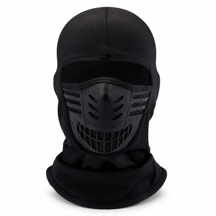 Cagoule entièrement noire vue de face sur fond blanc, panneau facial rigide aéré avec bandes de mesh et grille de ventilation. 7