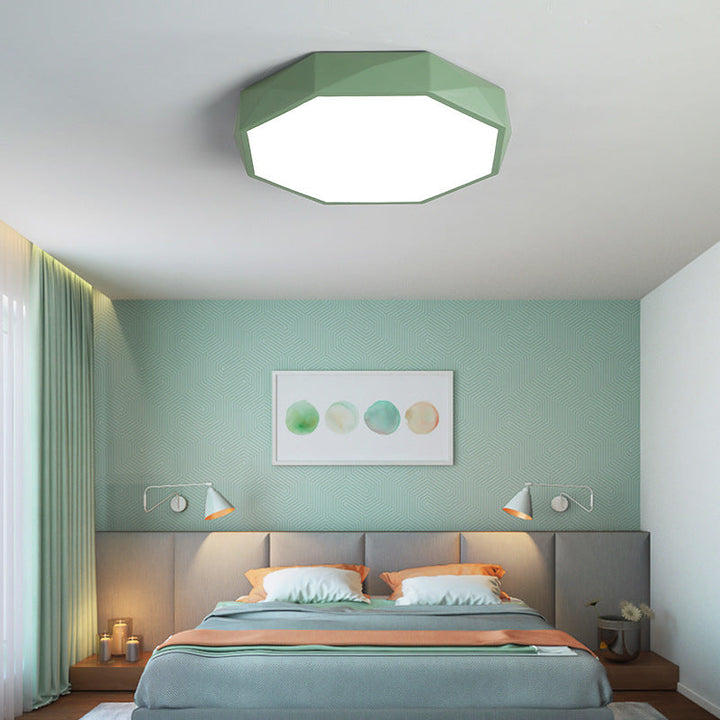 Plafonnier octogonal vert au-dessus d'un lit dans une chambre aux murs vert d'eau 20
