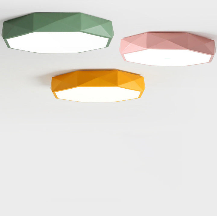 Vue de côté de trois plafonniers à facettes, vert, rose et jaune, sur fond blanc 4