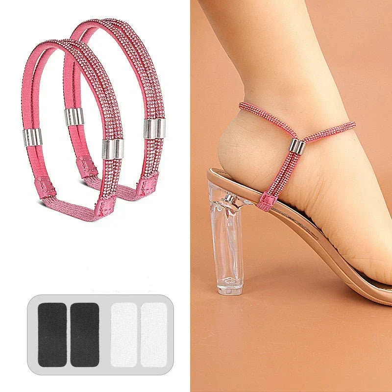 Deux sangles roses ornées de strass avec quatre pastilles adhésives, et la sangle rose portée à la cheville sur un talon transparent. 18
