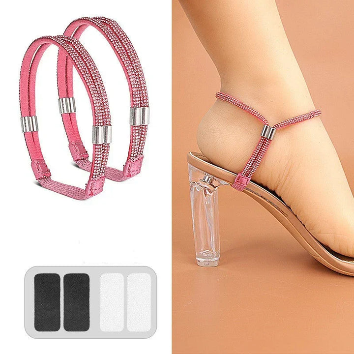 Deux sangles roses ornées de strass avec quatre pastilles adhésives, et la sangle rose portée à la cheville sur un talon transparent. 18