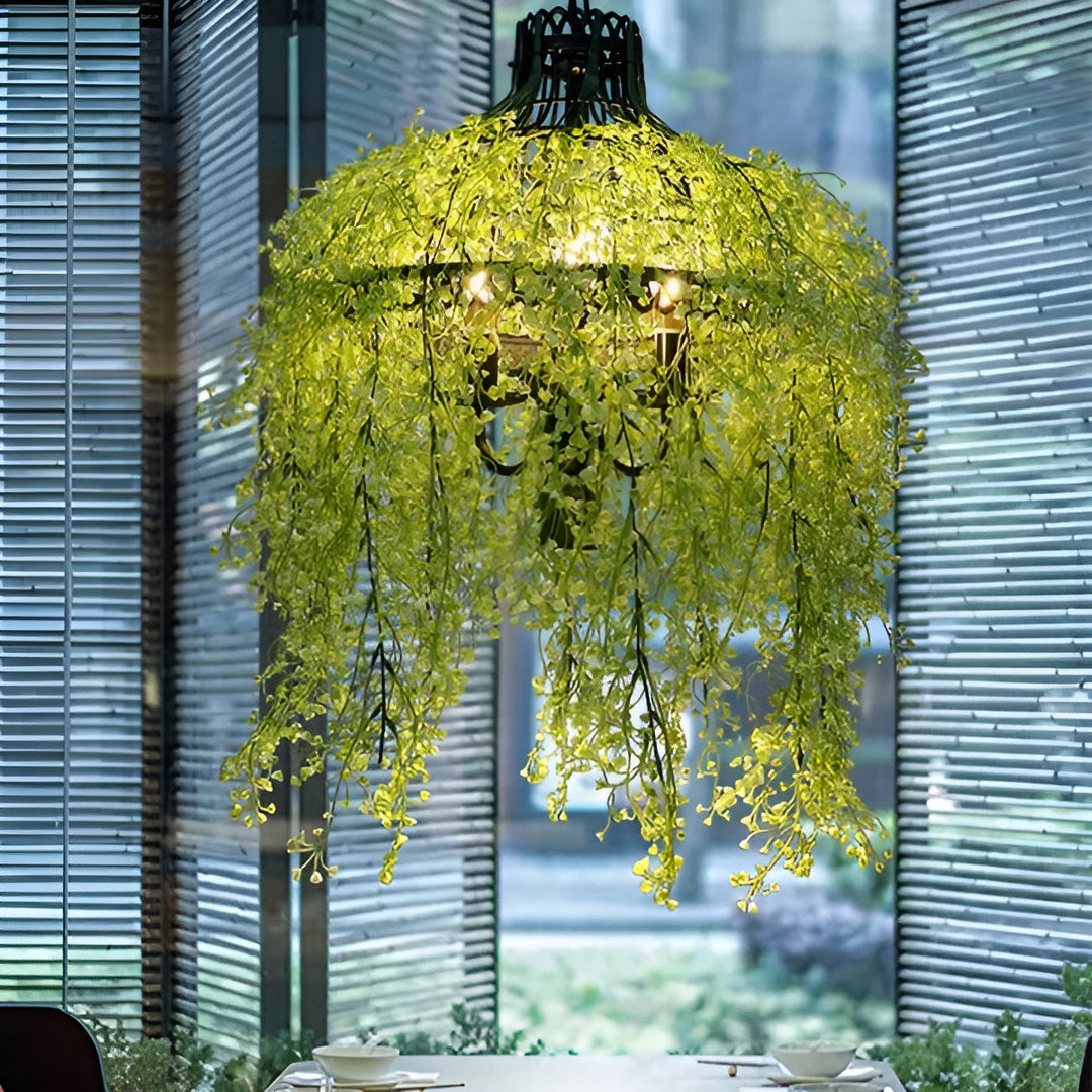 Version à petites feuilles vert tendre, éclairée, suspendue devant des stores en bambou au-dessus d'une table 3