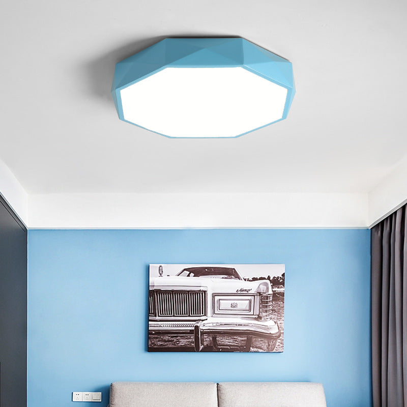 Plafonnier octogonal bleu allumé dans une chambre aux murs bleus, au-dessus d'un tableau de voiture 3