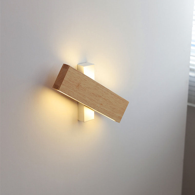 Applique à support blanc, barre en bois pivotée à l'horizontale en biais, allumée sur un mur blanc. 9