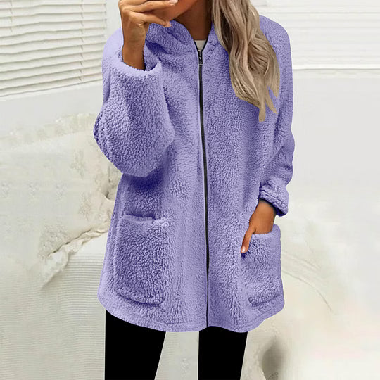 Veste polaire zippée lilas portée par une femme, col montant et poches plaquées visibles 4