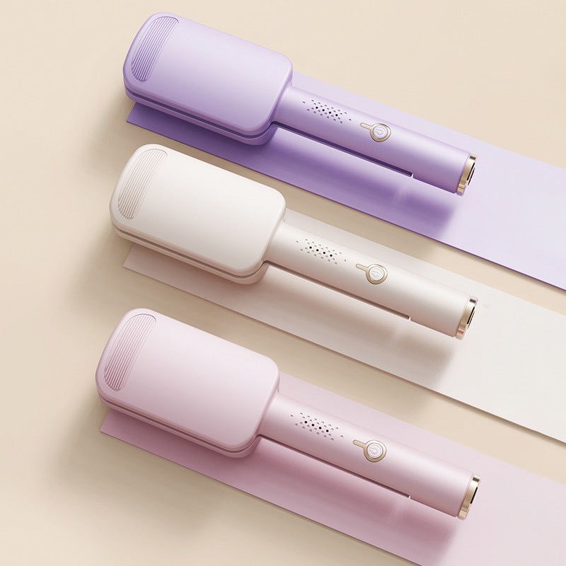 Trois fers à onduler violet, beige et rose alignés en diagonale, vus du dessus sur fond crème 8