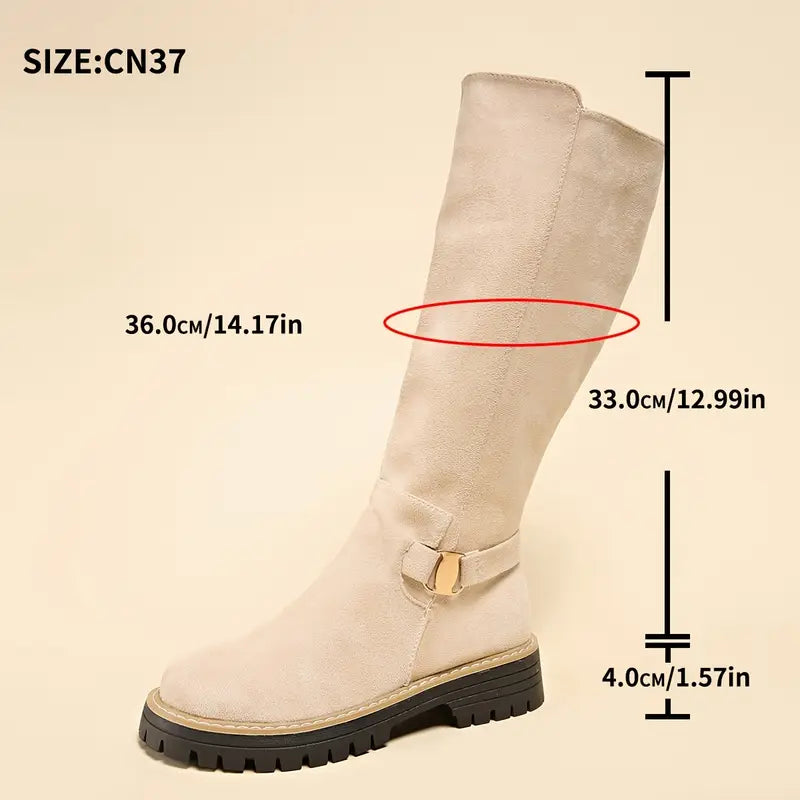 Botte beige sur fond uni avec cotes indiquées pour la hauteur de tige, la hauteur de semelle et le tour de mollet. 10