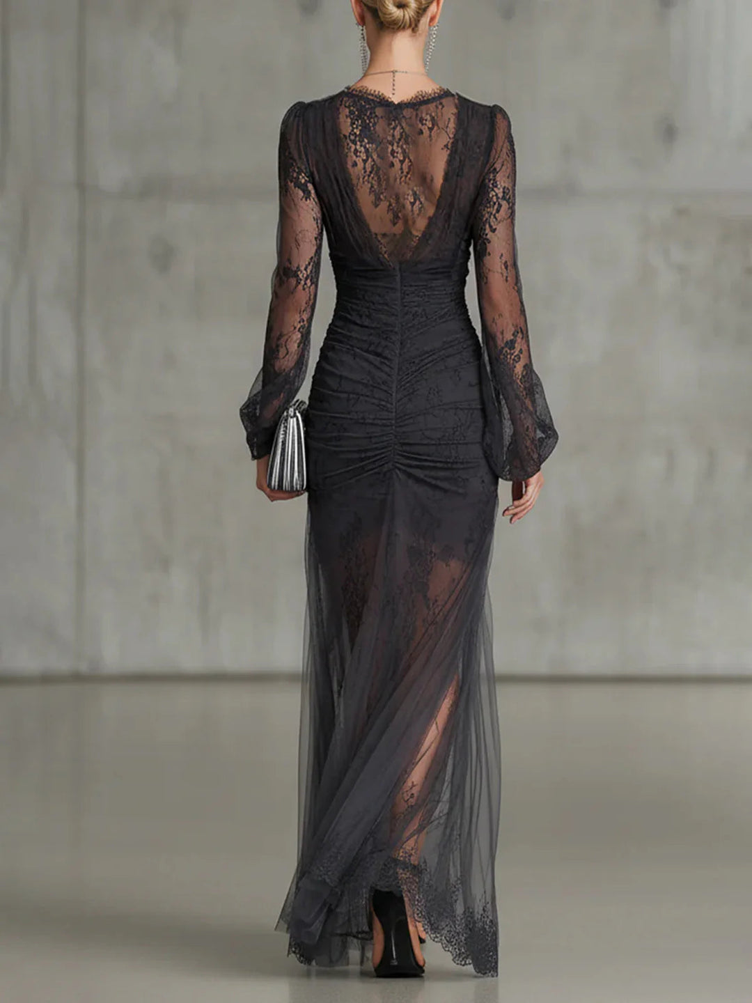 Vue de dos de la robe noire longue en dentelle, dos en V transparent, taille froncée et manches ballon en tulle. 2