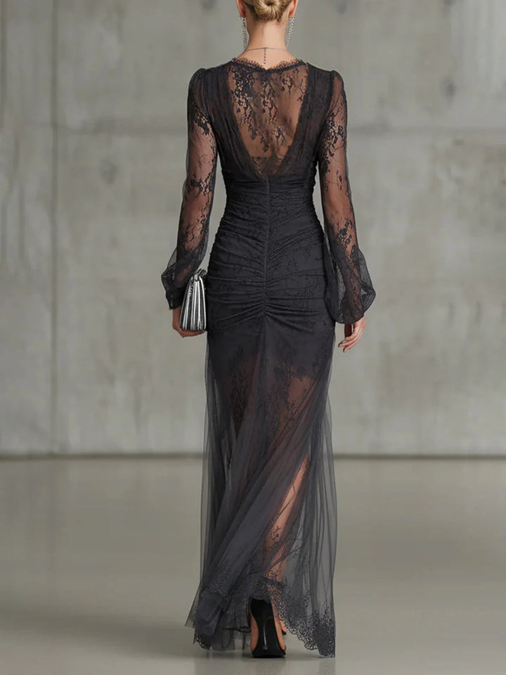 Vue de dos de la robe noire longue en dentelle, dos en V transparent, taille froncée et manches ballon en tulle. 2