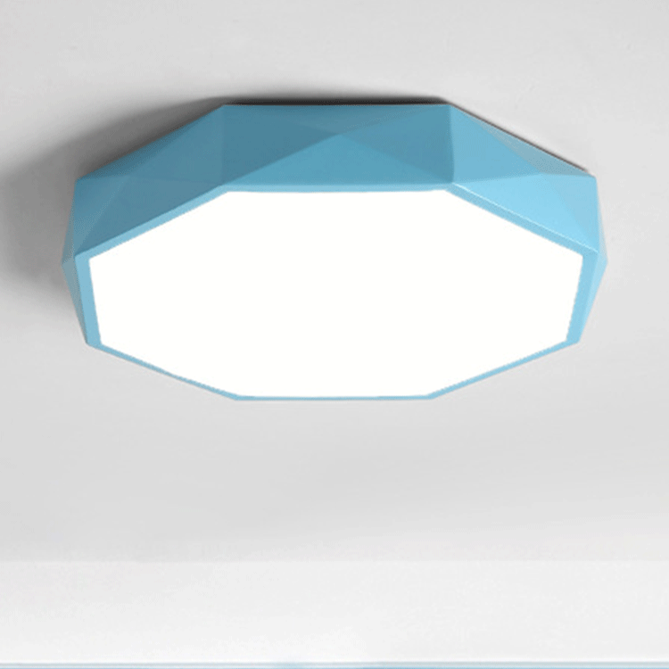 Plafonnier bleu à facettes vu en légère contre-plongée, diffuseur blanc allumé 5