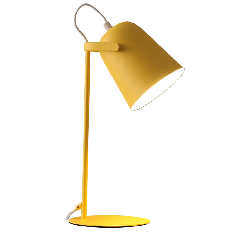 Lampe jaune vue de profil sur fond blanc uni, avec pied fin, socle rond, câble blanc et abat-jour orientable. 6