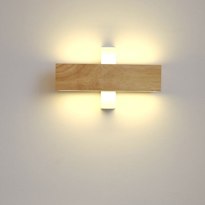 Applique à support blanc, barre en bois placée à l'horizontale, allumée avec une lumière chaude au-dessus et en dessous. 12