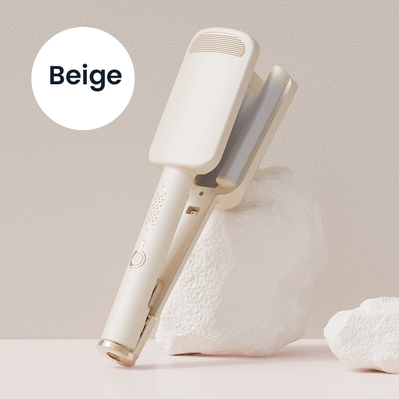 Fer à onduler beige posé contre un rocher blanc, devant un mur beige uni 10