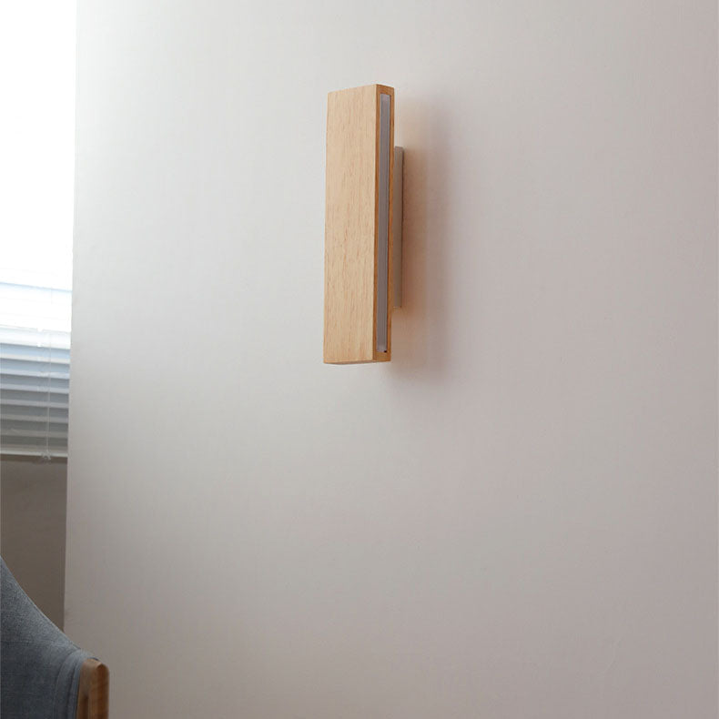 Applique en bois fixée à la verticale sur un mur clair, éteinte, vue de profil près d'une fenêtre. 2