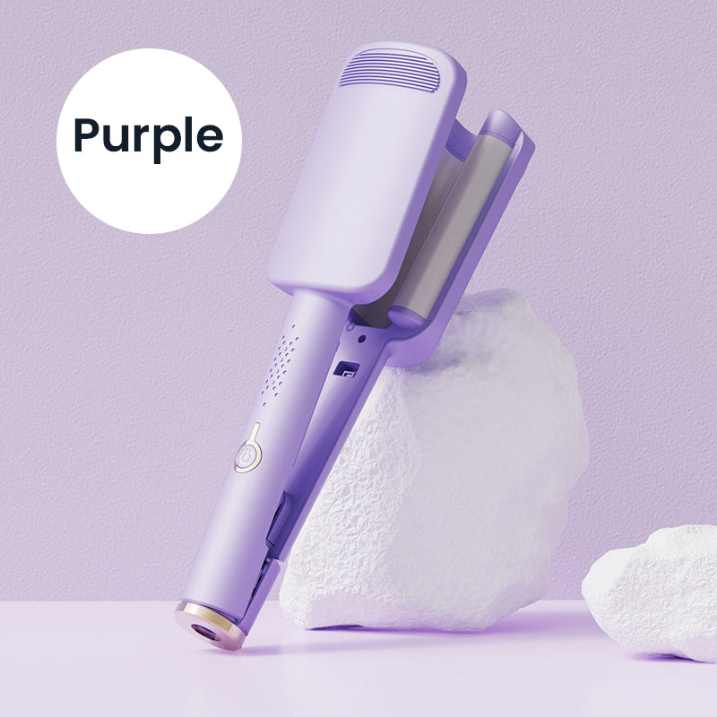 Fer à onduler violet posé contre un rocher blanc, devant un mur violet uni 11