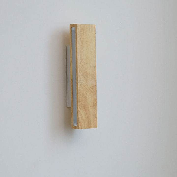 Applique en bois éteinte, vue de trois quarts en position verticale, avec la bande diffusante visible sur le côté. 11