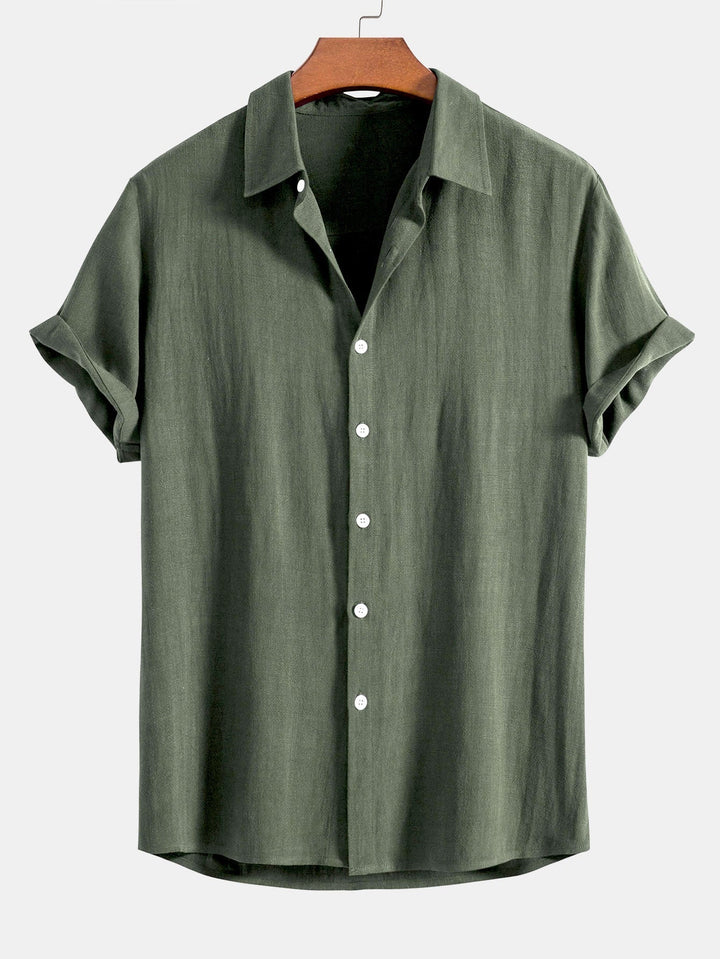 Chemise à manches courtes retroussées, coloris vert kaki, sur cintre en bois, vue de face avec boutons blancs. 5