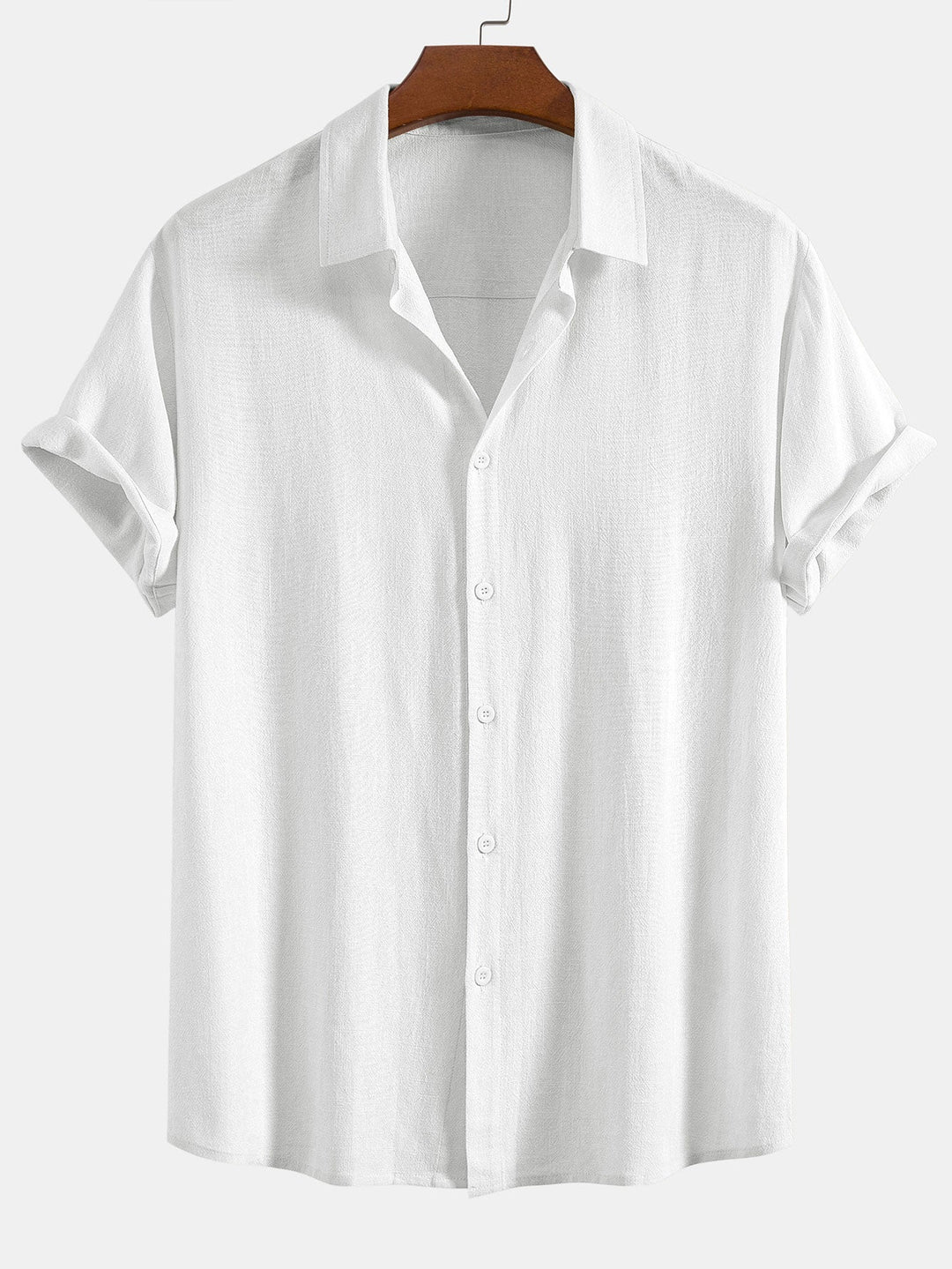 Chemise à manches courtes retroussées, coloris blanc, sur cintre en bois, vue de face avec boutons blancs. 6