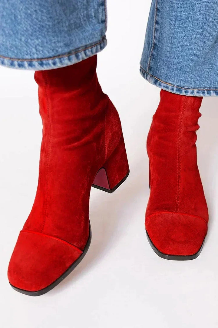 Bottines en daim rouge à talon évasé et bout carré, portées sous un jean droit, vue de face. 3