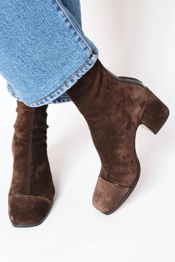Bottines marron en daim portées avec un jean, vue de côté montrant le talon épais et le bout arrondi. 2