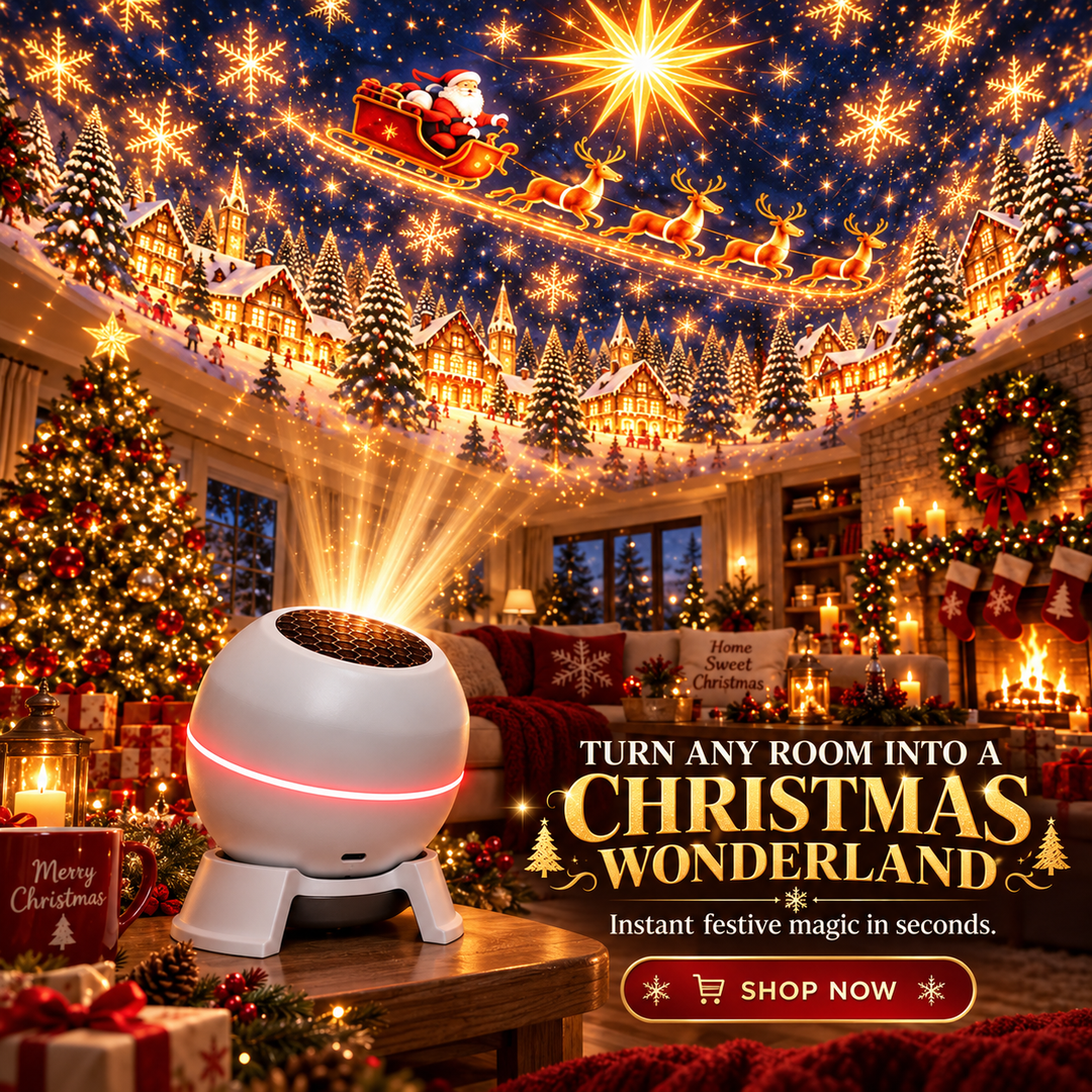 Projecteur sphérique blanc sur une table basse, projetant au plafond un village enneigé, le Père Noël en traîneau et des étoiles. 1