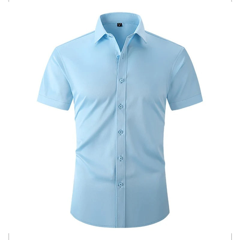 Vue de face de la chemise bleu ciel, boutons assortis et col classique 3