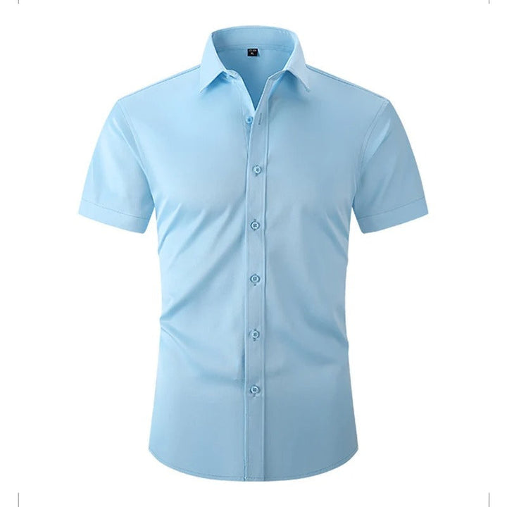 Vue de face de la chemise bleu ciel, boutons assortis et col classique 3
