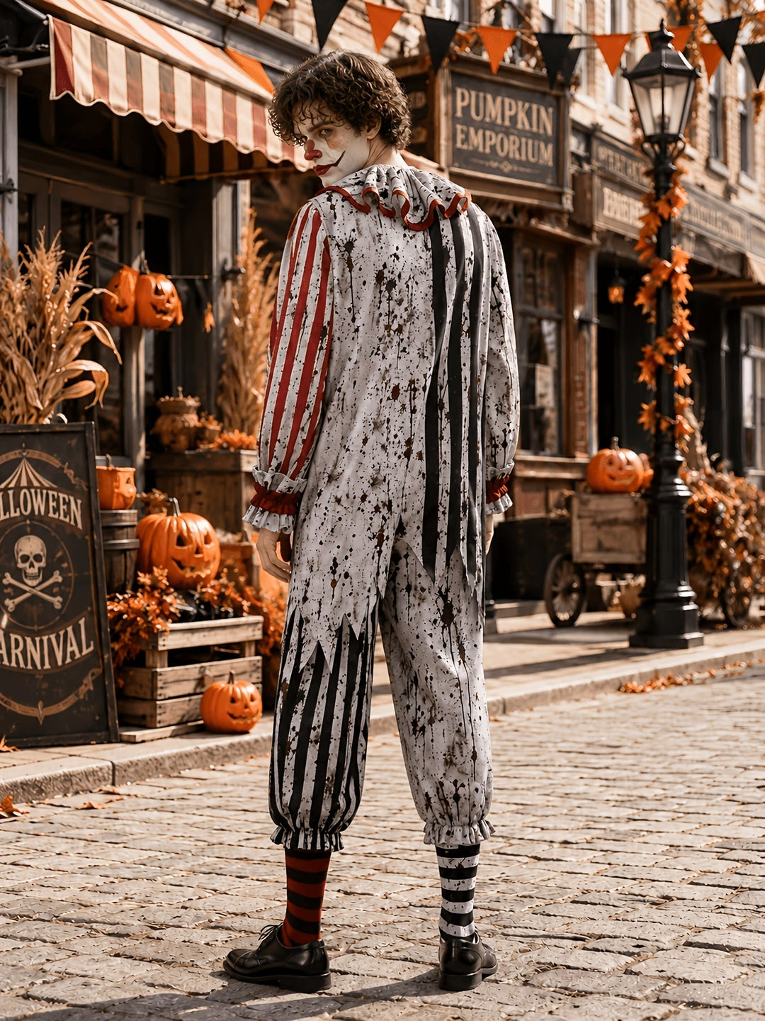 Vue de dos de la combinaison de clown portée, modèle tourné vers l'épaule, dos éclaboussé aux rayures noires et chaussettes rayées. 3