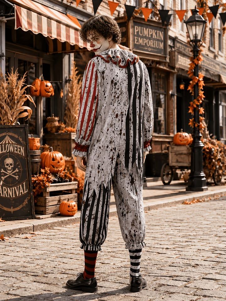 Vue de dos de la combinaison de clown portée, modèle tourné vers l'épaule, dos éclaboussé aux rayures noires et chaussettes rayées. 3