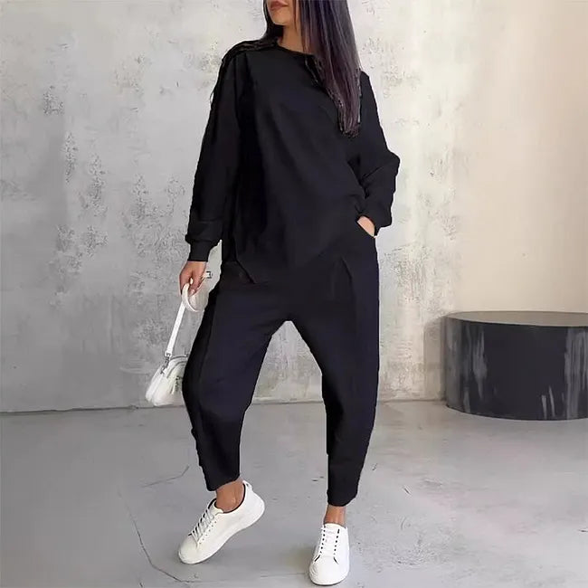 Même ensemble en version noire, porté avec baskets blanches et petit sac blanc, une main dans la poche du pantalon. 2