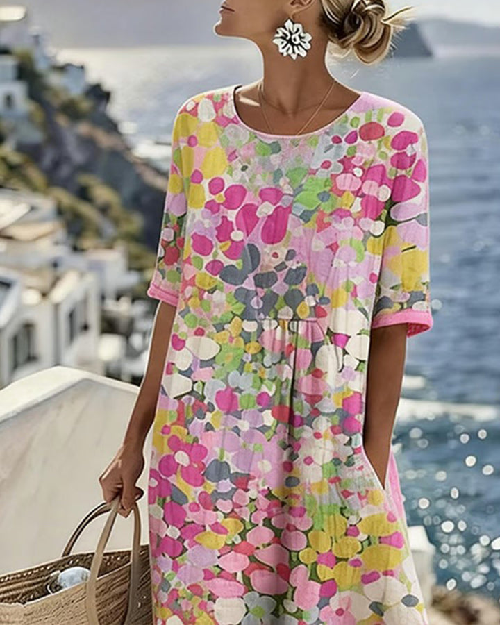 Gros plan sur le haut de la robe florale rose, encolure ronde, manches courtes et fronces sous la poitrine 3