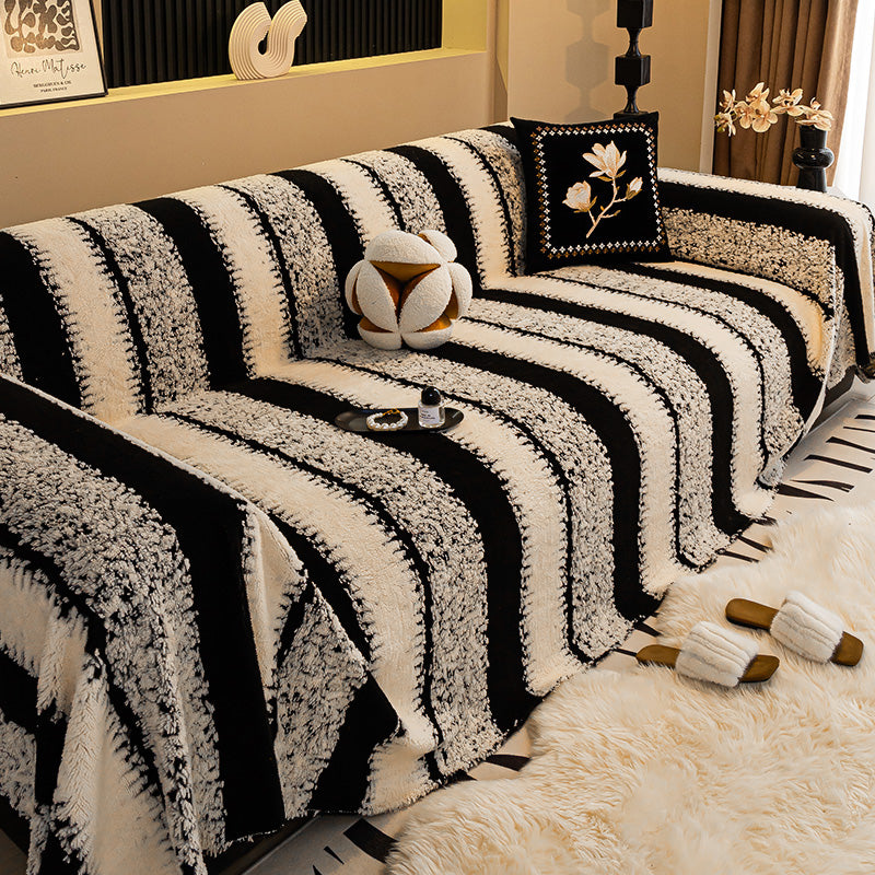 Canapé couvert d'une housse blanche et noire à larges rayures, avec coussin brodé de fleur 9
