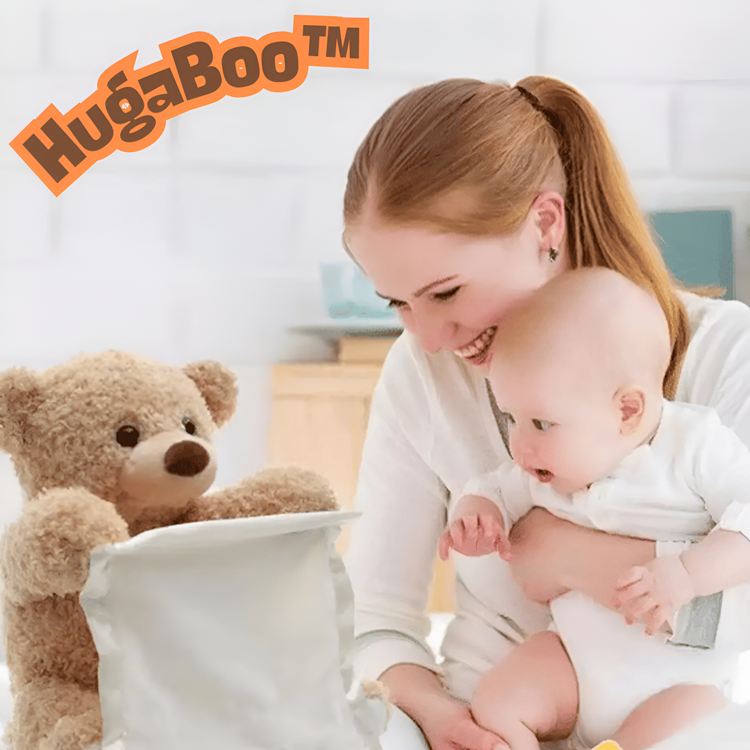 Une femme souriante tient un bébé devant l'ours en peluche beige qui se cache derrière un carré de tissu clair. 1