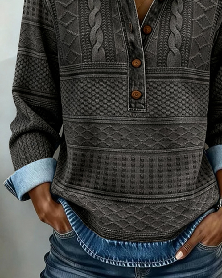 Gros plan du pull gris : boutons marron, motifs tricotés en relief et bas effet denim 5