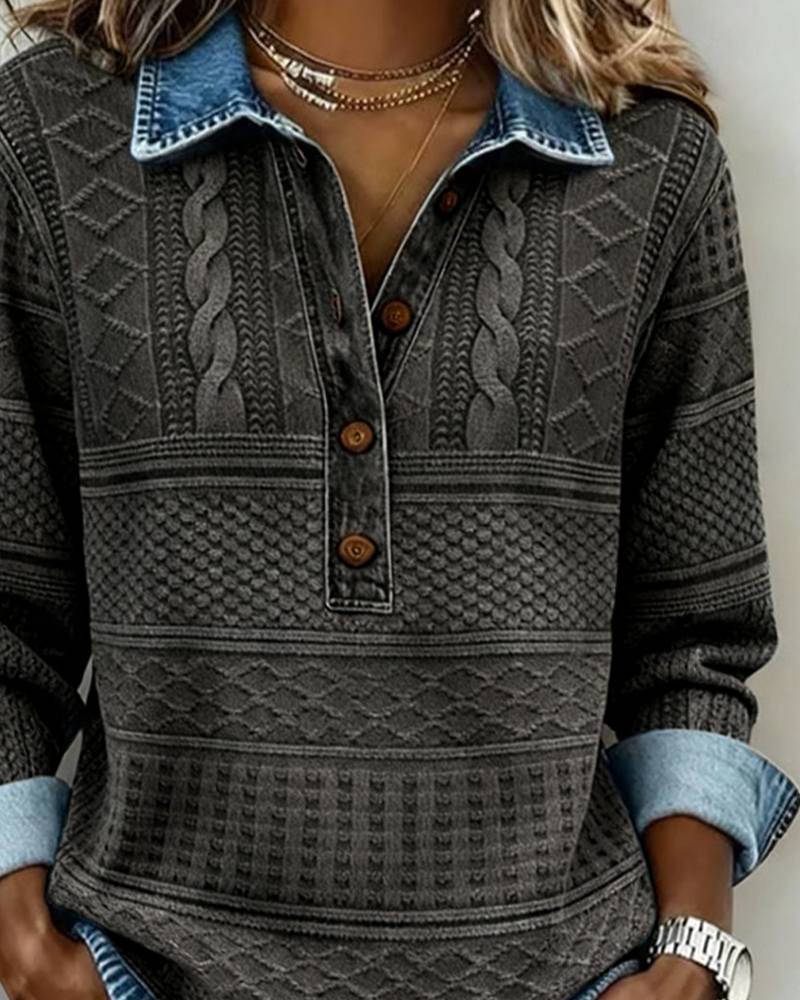 Détail du col denim, des torsades et du demi-boutonnage sur le pull gris foncé 6