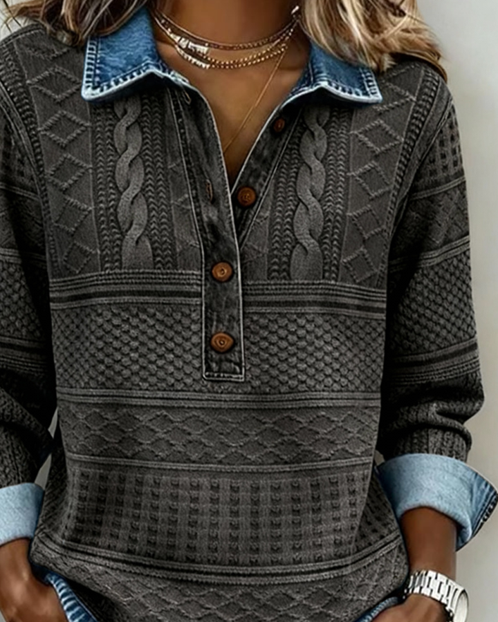 Détail du col denim, des torsades et du demi-boutonnage sur le pull gris foncé 6