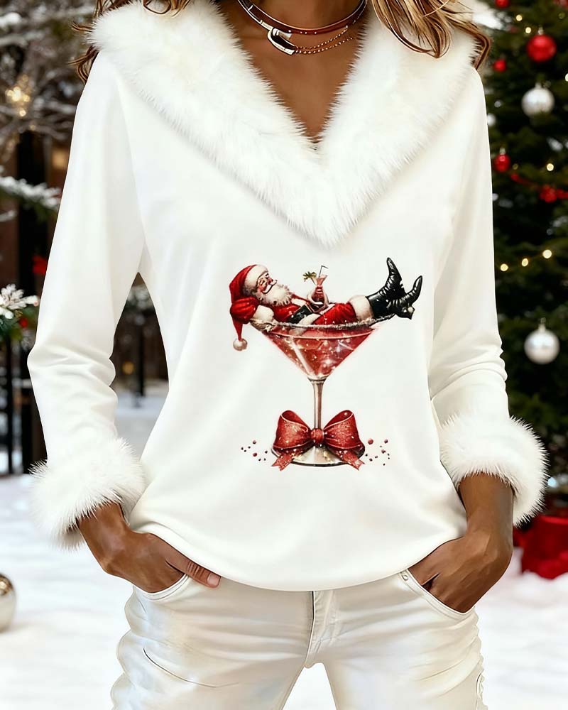 Haut blanc porté devant un sapin de Noël décoré dans un décor enneigé 6