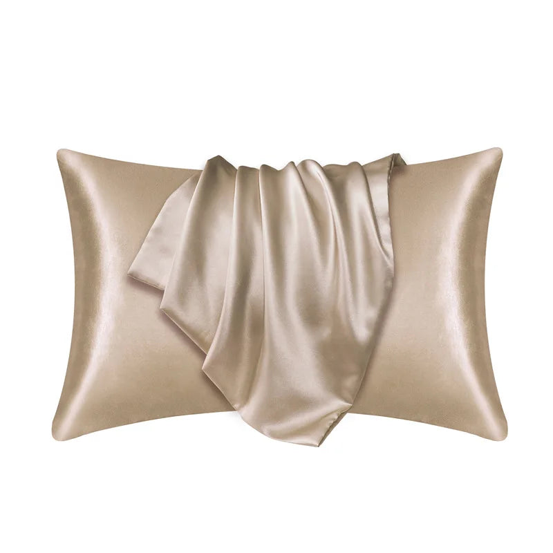 Taie d'oreiller beige taupe à plat sur fond blanc, avec le tissu satiné drapé sur le devant 14