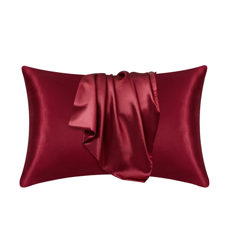 Taie d'oreiller rouge bordeaux à plat sur fond blanc, avec le tissu satiné drapé sur le devant 12