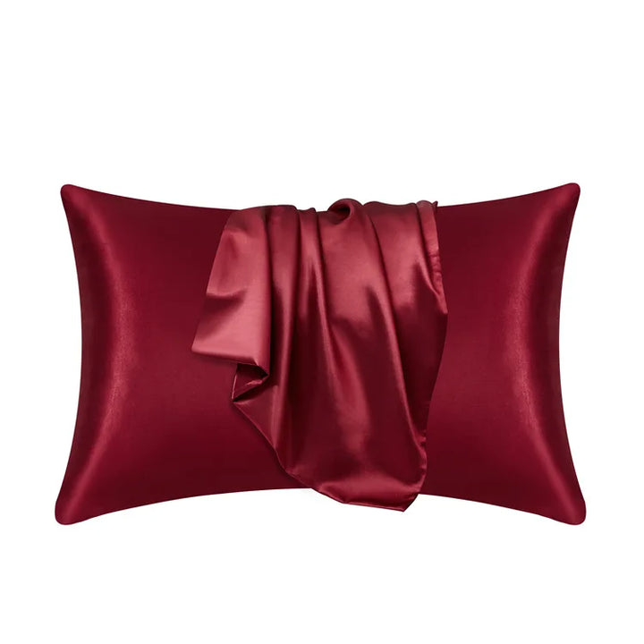 Taie d'oreiller rouge bordeaux à plat sur fond blanc, avec le tissu satiné drapé sur le devant 12