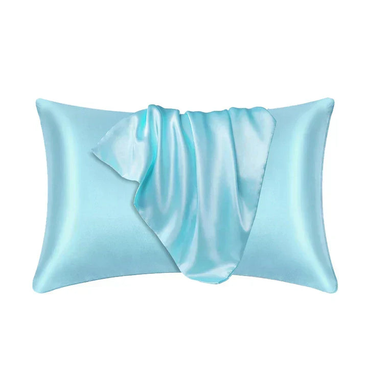 Taie d'oreiller bleu ciel à plat sur fond blanc, avec le tissu satiné drapé sur le devant 9